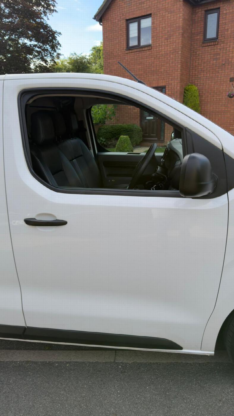 Vauxhall Vivaro — photo 2